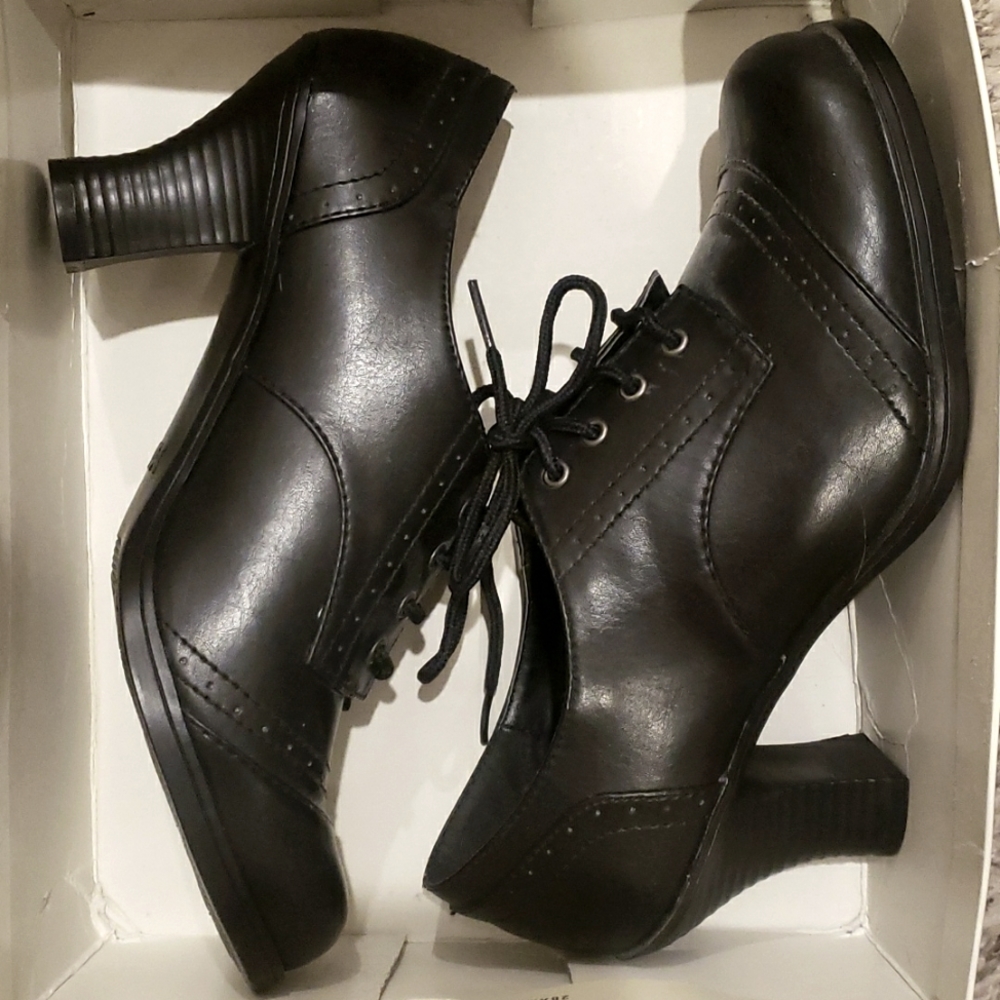Mudd Slim Black WMS/ 8.5 lace up Victorian style heeled